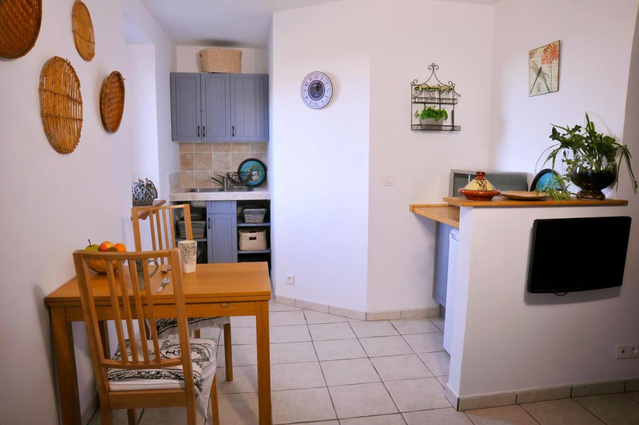 Bed&breakfast La Maison De Nathalie Les Mayons Exterior foto