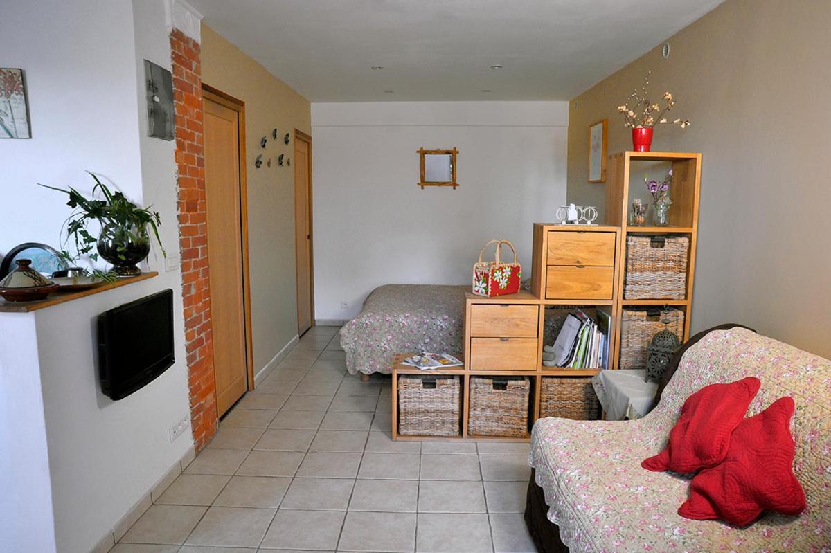 Bed&breakfast La Maison De Nathalie Les Mayons Exterior foto