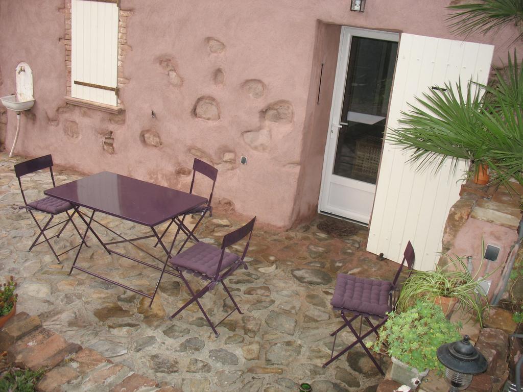 Bed&breakfast La Maison De Nathalie Les Mayons Zimmer foto